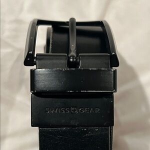 Swiss Gear Men’s Reversible Black-Brown Leather Belt. Size 36. Gun Metal Buckle.